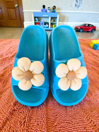 Accesorii pentru copii - Papuci copii albastri cu floricică 3D din material EVA URL Produs: papuci-exterior-copii-floricica-3d-albastru