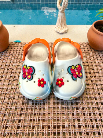 Papucei de Curte - Papuci de exterior pentru copii tip crocs albi cu model fluturasi si bareta portocalie.