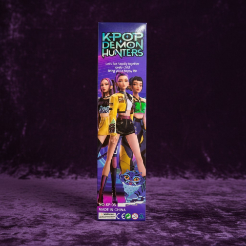 K-Pop Demon Hunters - Ambalaj tip Blind Box pentru păpușa articulată K-POP Demon Hunters de 30 cm.