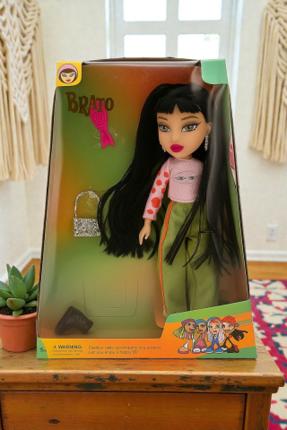 Păpuși - Păpușă Brato Fashion cu ținută urban-chic, păr lung și accesorii asortate, ambalată în cutie cadou de 29.5 x 22.5 cm.