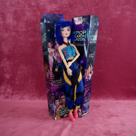 K-Pop Demon Hunters - Papusa K-Pop Demon Hunters de 30 cm cu par colorat si tinuta moderna.