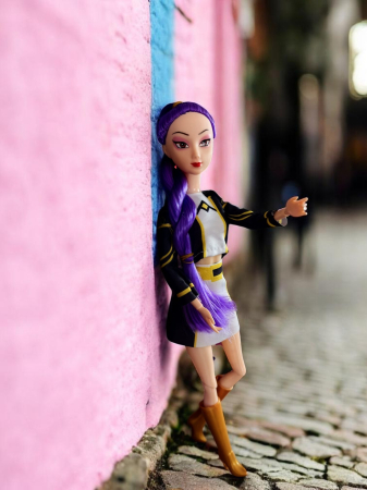 Papusa K-Pop Demon Hunters de 30 cm cu par colorat si tinuta moderna.