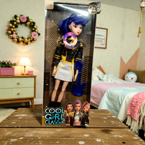 K-Pop Demon Hunters - Păpușă K-Pop Demon Hunters Cool Girl Classic de 30 cm cu păr albastru și chitară albastră într-o cutie de prezentare.
