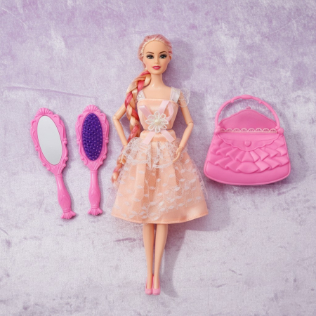 Păpuși - Păpușă fashion cu rochie colorată și accesorii în cutie de 27x6 cm.