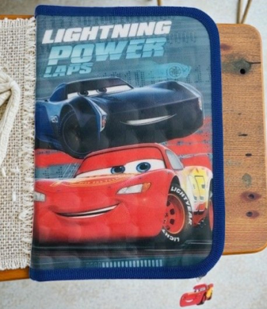 Penare - Penar școlar original Disney Cars cu un fermoar și două flapsuri interioare pentru organizare, design cu Fulger McQueen.