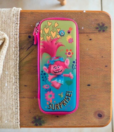 Penare - Penar rigid original DreamWorks Trolls cu Poppy și design colorat Surprise.