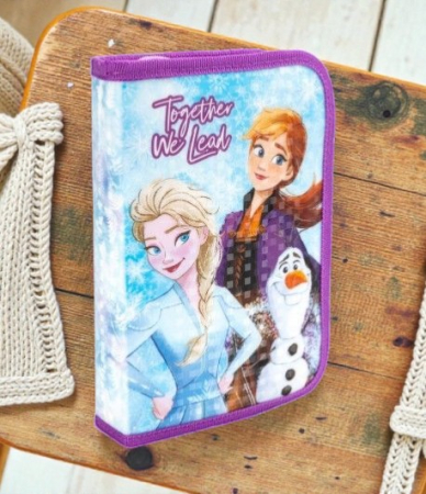 Penare - Penar școlar Frozen original cu un fermoar și două flapsuri interioare pentru organizare, design cu Elsa și Anna.