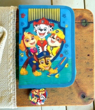 Penare - Penar școlar original Paw Patrol cu un fermoar și două flapsuri interioare pentru organizare, design cu Chase și Marshall.