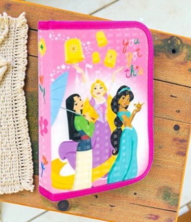 Penare - Penar școlar original Disney Princess cu Mulan, Rapunzel și Jasmine, un fermoar și două flapsuri interioare.