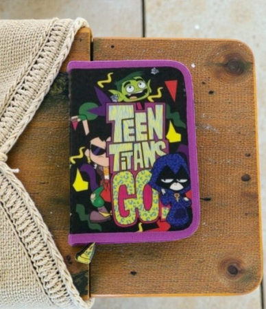 Penare - Penar școlar original Tinerii Titani (Teen Titans Go!) cu un fermoar și două clapete interioare pentru organizare.