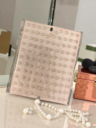 Perle Autoadezive pentru Păr - Perle albe 3D autoadezive de diferite dimensiuni aplicate pe față și în păr pentru un look de festival.