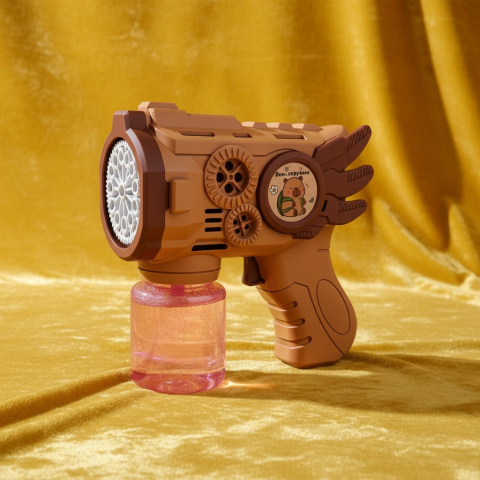 Pistoale de Jucărie - Pistol cu baloane de săpun maro cu aripi și model Capybara, eliberând baloane în aer liber.