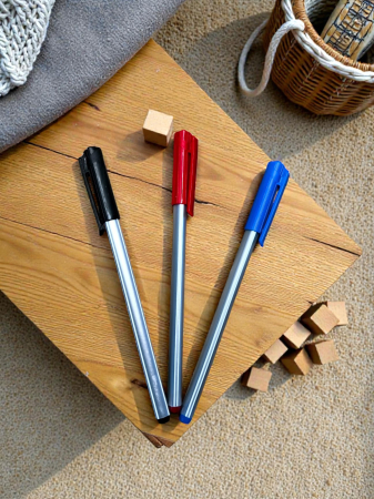 Pixuri - Pix cu gel Pensan retractabil, disponibil în culorile albastru, negru și roșu, design ergonomic de 15 cm.