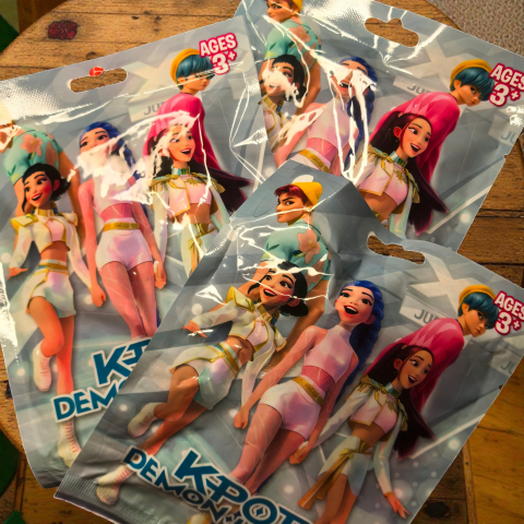 Figurine Mistery K-Pop - Punguță surpriză (blind bag) K-POP Demon Hunters cu figurină colecționabilă, design modern și culori vibrante.