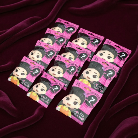 Jucării și Colecționabile Squid Game (Jocul Calamarului) - Plic surpriză sigilat Squid Game conținând o figurină colecționabilă aleatorie.
