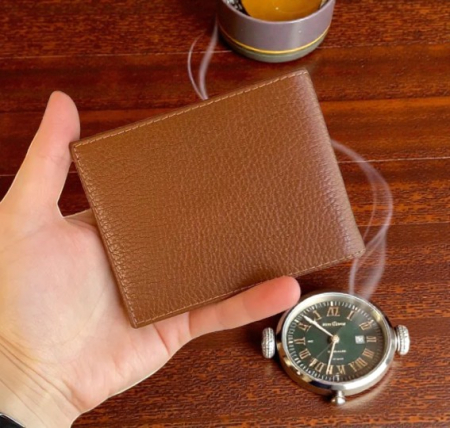 Cadouri pentru EL - Portofel minimalist maro din piele ecologică cu compartimente pentru carduri și bancnote.