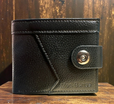 Cadouri pentru EL - Portofel bărbătesc negru/maro cu clapetă și capsă metalică, design texturat modern.