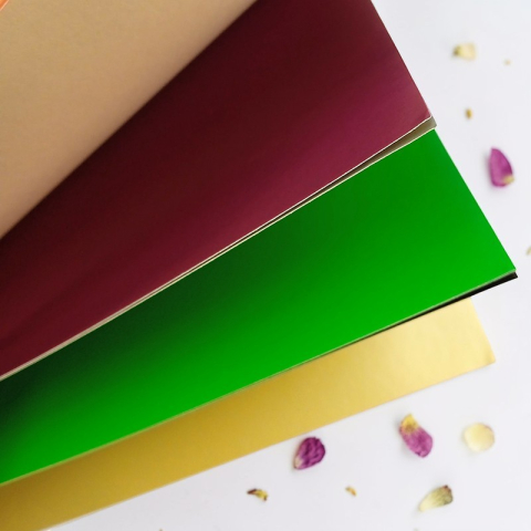 Articole din Hârtie - Coli de hartie colorata format A4 in diverse nuante asezate in evantai pe un fundal alb