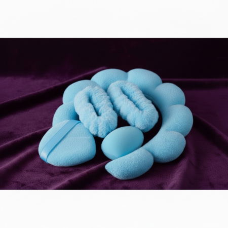 Clămițe colorate - Set de 5 accesorii beauty conținând bentiță de catifea roz, manșete pentru încheieturi, burete machiaj și puf de pudră.