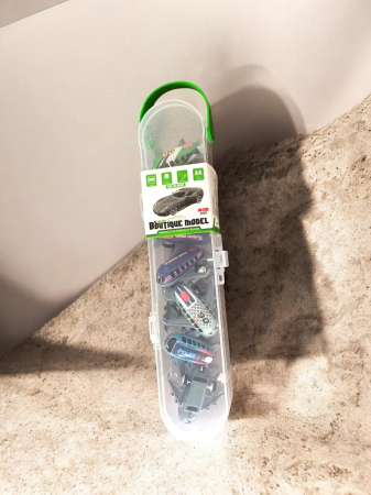 Mașinuțe - Set 6 camionete de raliu colorate in penar transparent de depozitare.