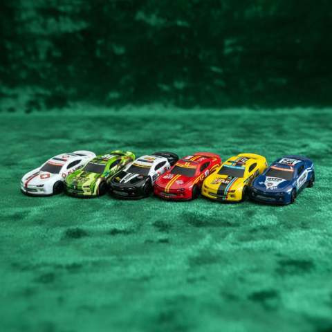 Mașinuțe, trenulețe, avioane - Set de 6 mașinuțe metalice die-cast modele sport cu diverse culori, așezate în linie pe un fundal verde.