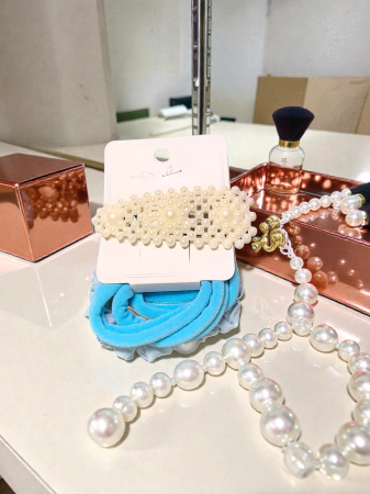 Clămițe colorate - Cartonaș cu 5 elastice textile roz/verde/galben și o clămiță decorativă cu perle albe.