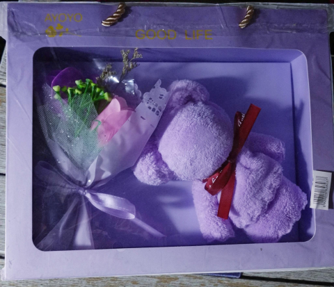 Aranjamente de Flori din Săpun - Set aranjament cadou cu buchet de flori din săpun și ursuleț decorativ realizat dintr-un prosop moale.