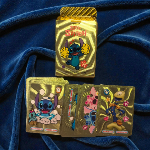 Seturi de Jucării - Pachet de cărți colecționabile Stitch Gold Edition cu finisaj auriu lucios și ilustrații premium.