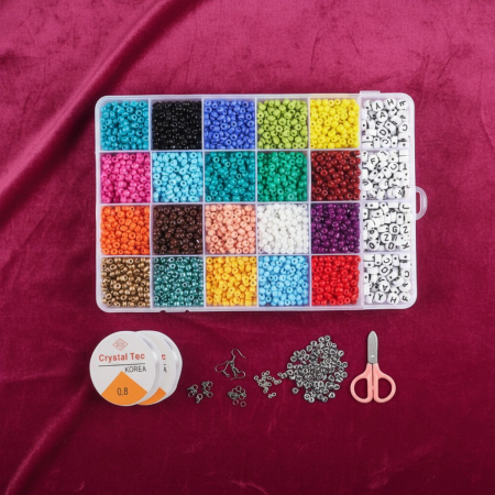Seturi de Jucării - Casetă organizatoare cu set complet de mărgele colorate, litere, cifre și accesorii pentru bijuterii handmade.