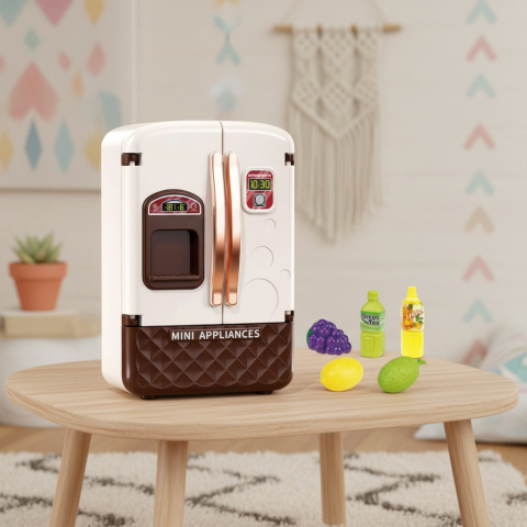 Seturi de Jucării - Frigider de jucărie cu uși duble deschise și accesorii alimentare (fructe, sucuri) în interior.