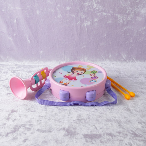 Jucării 3-5 ani - Set 7 instrumente muzicale de jucărie pentru copii incluzând tobă, trompetă, 2 maracas și zurgălăi în culori pastel.