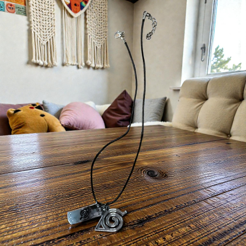 Nostalgia Anilor 2000 - Set lănțișor de culoare neagră cu două pandantive argintii reprezentând simbolurile Konoha din seria Naruto.