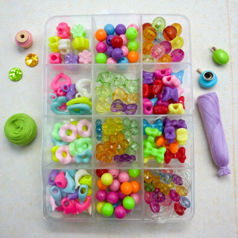 Seturi de Jucării - Set creativ cu aproximativ 100 de mărgele din plastic, culori și mărimi asortate, pentru lucru manual.