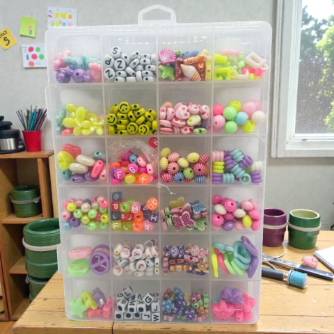 Seturi de Jucării - Mega set creativ cu aproximativ 250 de mărgele colorate din plastic și sfoară, pentru brățări și coliere.