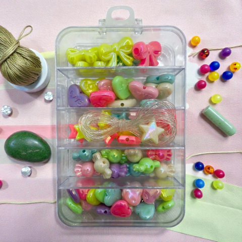 Seturi de Jucării - Set creativ cu aproximativ 70 de mărgele colorate din plastic de mărimi diferite și sfoară pentru brățări.