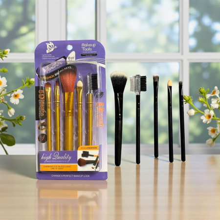 Pensule de Machiaj - Set 5 pensule de machiaj negre cu ferule aurii, așezate ordonat pe un fundal neutru.