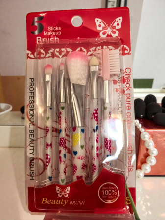 Pensule de Machiaj - Set 5 pensule de machiaj cu mânere decorate cu inimioare, incluzând pensulă de sprâncene și aplicator burete.