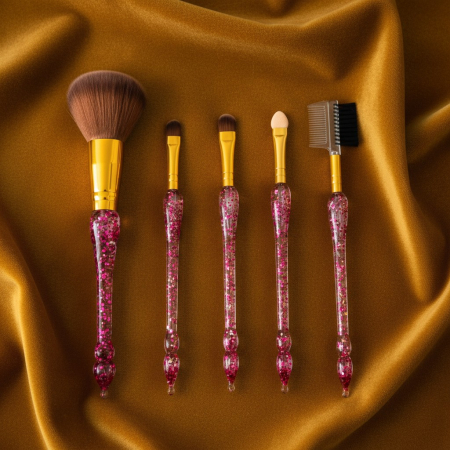 Set 5 pensule machiaj cu mânere transparente umplute cu glitter auriu și peri moi albi/aurii.