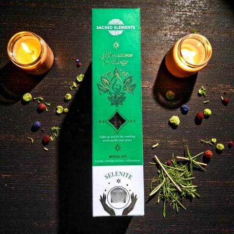 Vibrație & Abundență acasă - Cutie mov Sacred Elements Ritual Kit "Affirmations of Peace" cu ametist și lumânări aprinse pe fundal mistic.