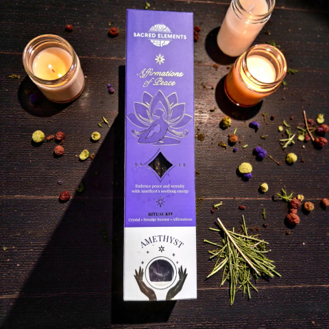 Bețișoare Parfumate - Cutie mov Sacred Elements Ritual Kit „Affirmations of Peace” cu ametist și lumânări aprinse pe fundal mistic.