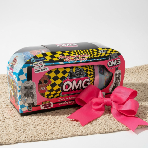 Figurine Mistery OMG (L.O.L. Surprise! & Fashion Dolls) - Cutie cadou Set Surpriză Fashion de 30x15 cm, cu păpușă și ilustrații ale celor 15 accesorii misterioase.