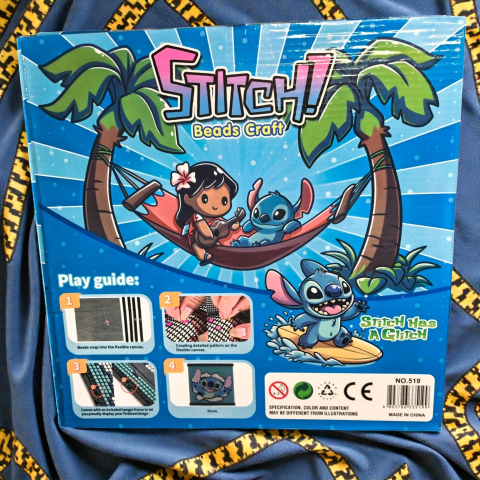 Picturi cu diamante - Cutie set creativ Stitch Beads Craft cu ilustrație Lilo și Stitch în hamac și instrucțiuni de utilizare.