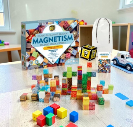 Seturi de Cuburi de Construit - Construcție realizată din setul Magnetism World, cuburi 3D magnetice cu design pixelat.