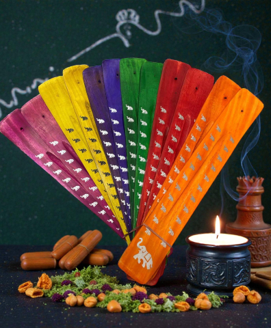 Suporturi de Lemn pentru Bețișoare Parfumate - Suporturi de lemn tip sanie pentru bețișoare parfumate în culori de curcubeu cu simboluri de elefanți albi.