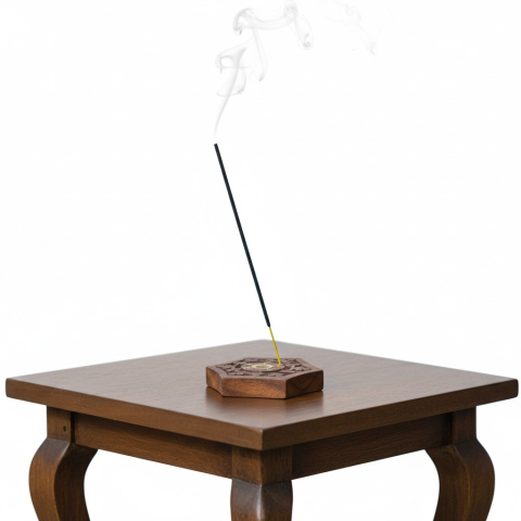 Suporturi de Lemn pentru Bețișoare Parfumate - Suport de lemn hexagonal pentru bețișoare parfumate pe o masă, cu un bețișor aprins eliberând fum.