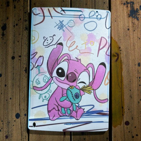 Tablete grafice cu personaje pentru scris și desenat - Tabletă grafică Pokémon cu Pikachu și alte personaje pe fundal negru.