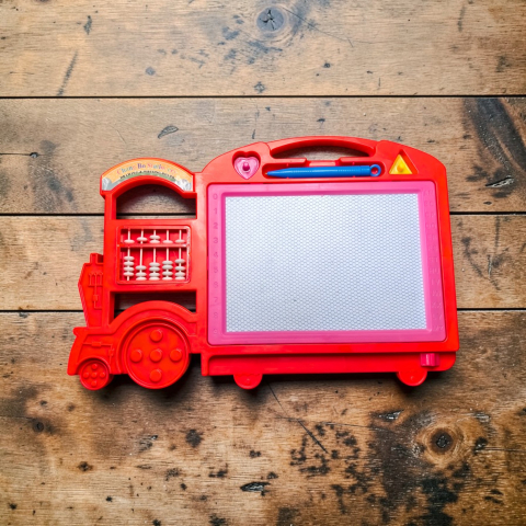 Seturi de Jucării - Tablita magnetica de scris si desenat in forma de trenulet cu numaratoare si stampile