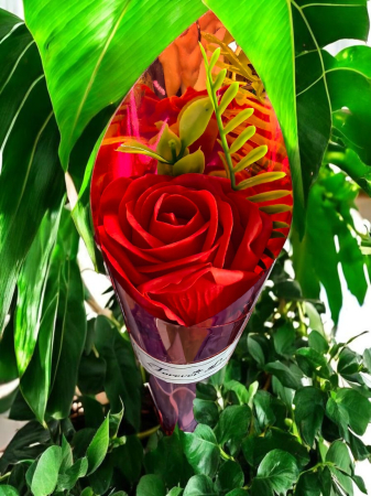 Buchete de Flori din Săpun - Trandafir individual din săpun roșu/mov în ambalaj con holografic metalizat, lungime 36 cm.