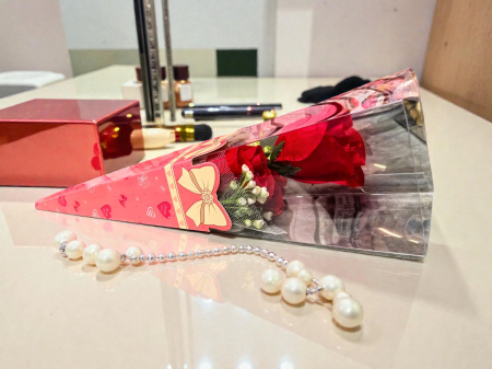 Buchete de Flori din Săpun - Set 3 trandafiri din săpun roșu în con decorativ cu inimioare și voal alb.