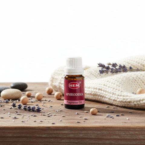 Uleiuri pentru Aromaterapie - Sticluță de ulei parfumat HEM de 10 ml pe un fundal cu lavandă și elemente naturale.